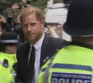 Príncipe Harry compareceu ao tribunal em junho de 2024 para prestar depoimento em processo (reprodução Sky News)