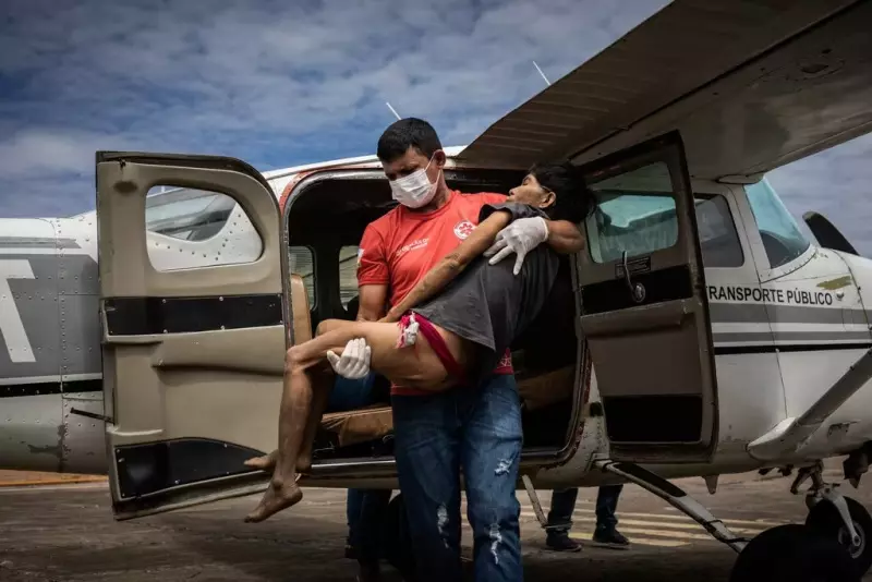 Foto de índia ianomami sendo retirada de avião é uma das finalistas do prêmio de fotografia ética World Report Award Brasil