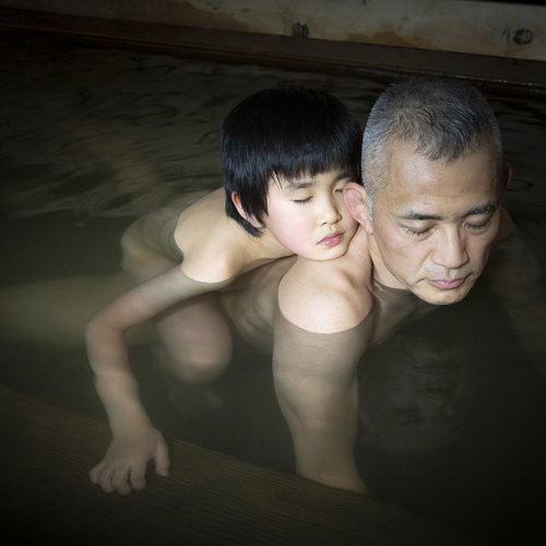 homem e criança na água Fotografia documental Women Photograph Japão