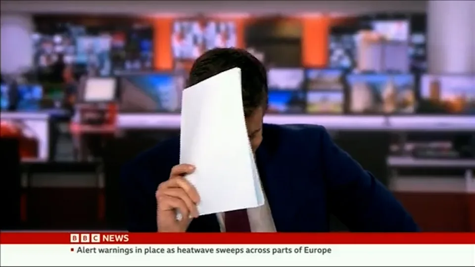 apresentador BBC esconde o rosto at