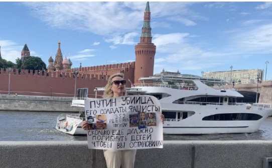 jornalista russa protesto Putin guerra Ucrânia Moscou Kremlin