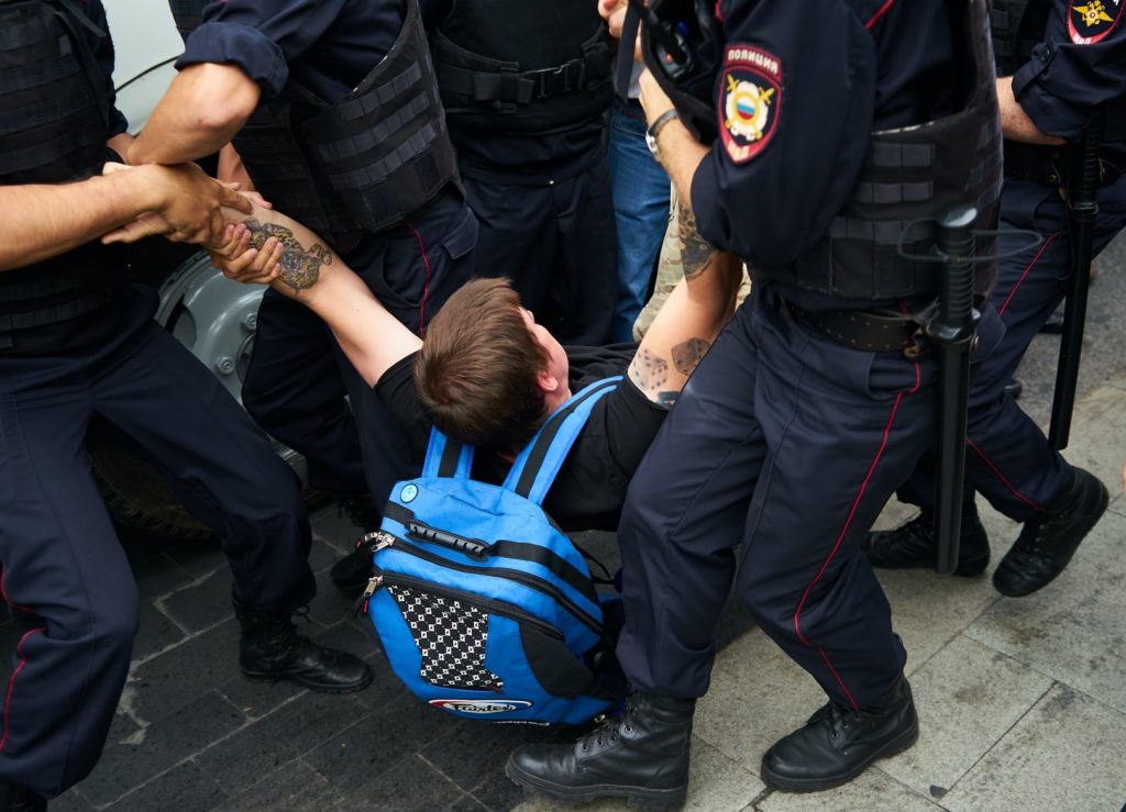 Manifestante preso Moscou liberdade expressão ONU ONG repressão sociedade civil Rússia Moscou Putin guerra Ucrânia
