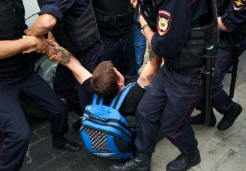 Manifestante preso Moscou liberdade expressão ONU ONG repressão sociedade civil Rússia Moscou Putin guerra Ucrânia