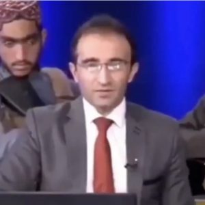 Afeganistão Talibã um 1 ano liberdade de imprensa jornalismo âncora TV soltados armados
