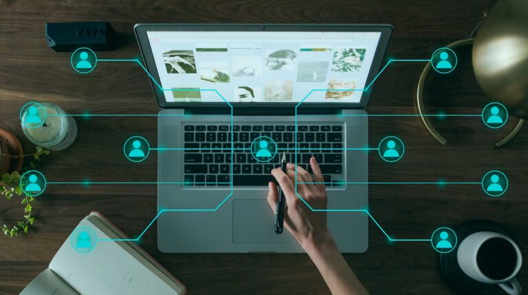 Pessoa digitando no computador e ícones de figuras humanas representa o uso da inteligência artificial generativa em comunicação