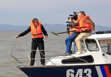 Cinegrafista filmando em um barco