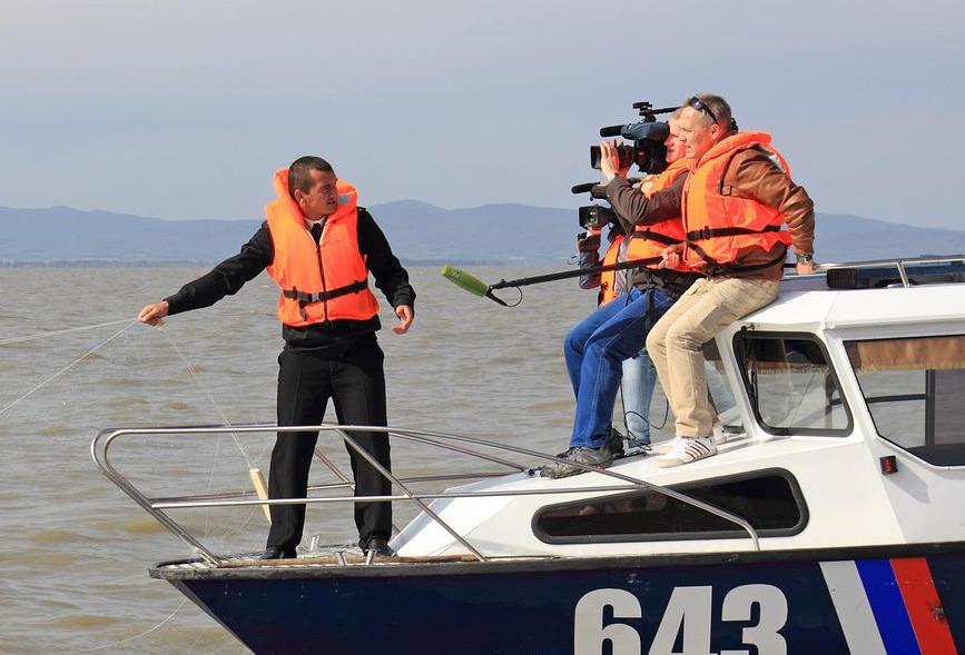 Cinegrafista filmando em um barco