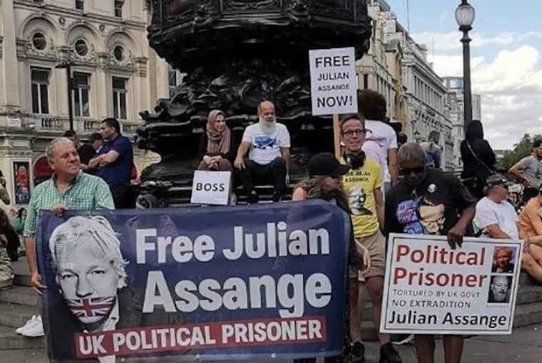 Manifestantes em Londres em protesto sobre o caso de Julian Assange