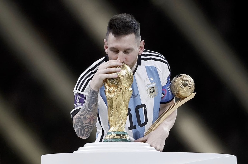 Foto de Messi beijando o troféu da Copa do Mundo 2022 é uma das fotos premiadas no World Sports Photo Awards