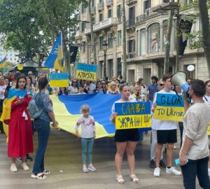 Manifestação Pesquisa opinião guerra Ucrânia YouGov Rússia Barcelona Espanha