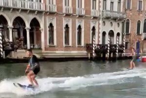 Vídeo surfe Veneza itália