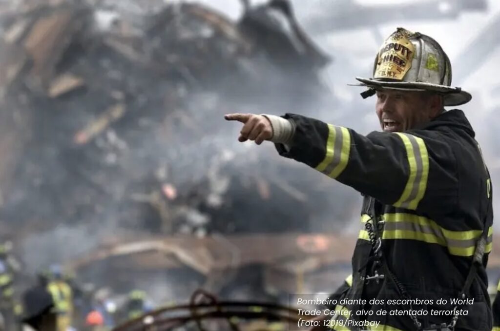 Bombeiro durante o incêndio das Torres Gêmeas em Nova York alvo de atentado em 11/9 de 2001