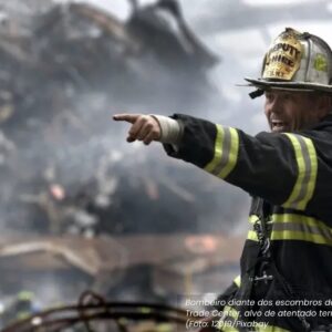 Bombeiro durante o incêndio das Torres Gêmeas em Nova York alvo de atentado em 11/9 de 2001