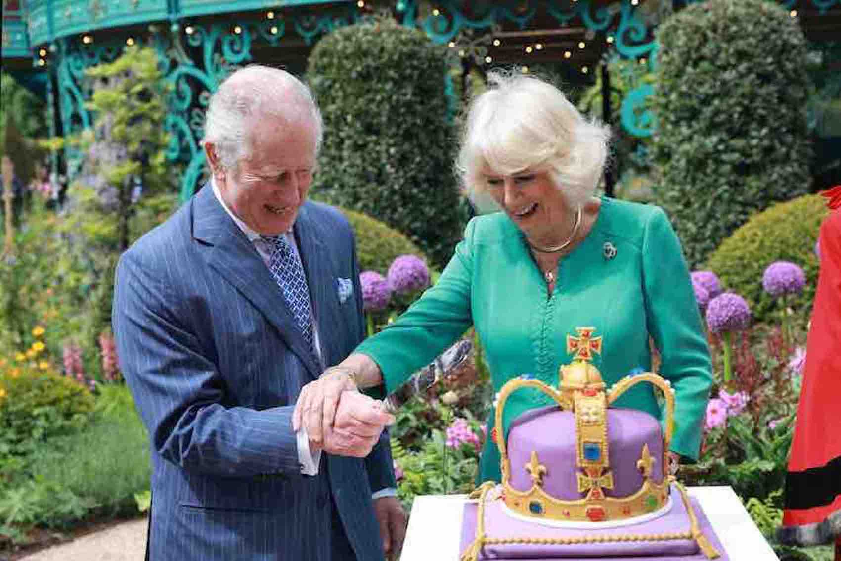 Rei Charles III e Rainha Camilla cortam bolo em formato de coroa durante visita à Irlanda do Norte em maio de 2023