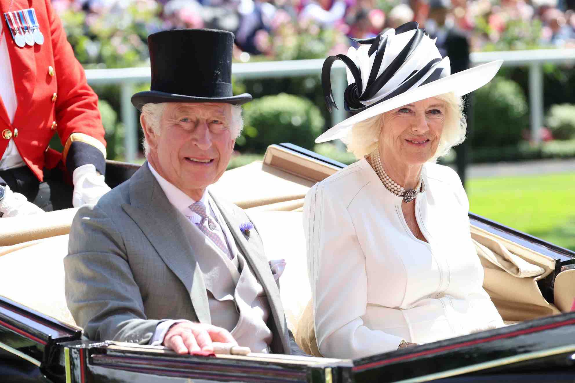 Rei Charles III e Rainha Camilla em desfile de carro durante o evento Royal Ascot 2023