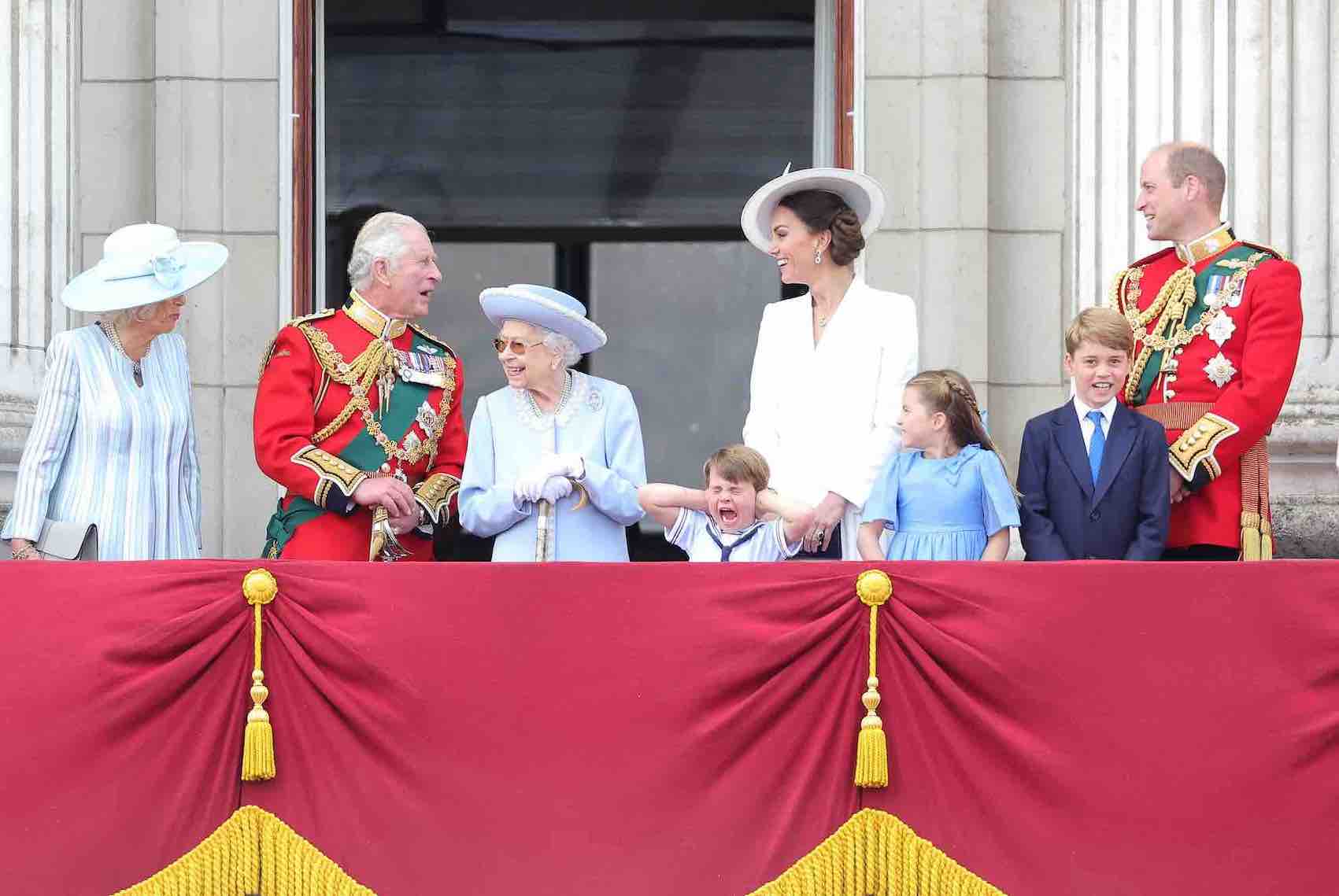 Rainha Elizabeth sorri no balcão do Castelo de Buckingham junto ao então Príncipe Charles durante o evento "Trooping the Colour" de junho de 2022, três meses antes de sua morte