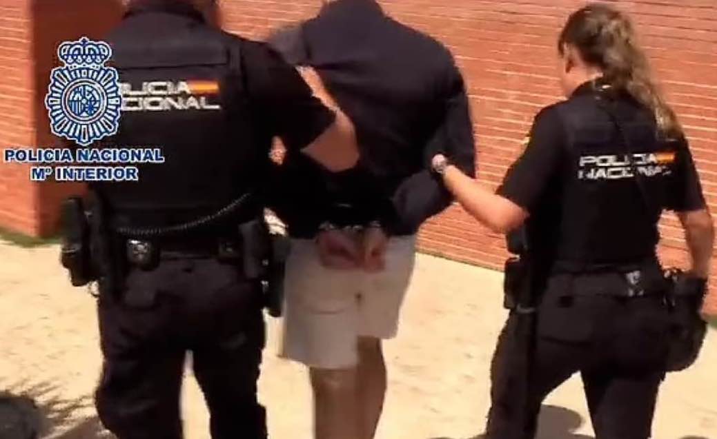 Homem conduzido por policiais na Espanha preso após apalpar repórter de TV durante reportagem