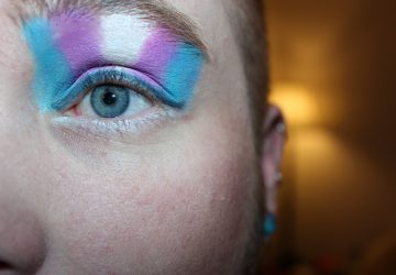 Mulher com olhos pintados azul rosa Jornalista trans LGBTQ+ diversidade inclusão mídia