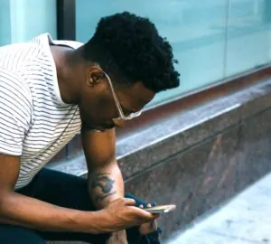 homem lendo notícias no smartphone, uma das formas de acessar conteúdo sobre política na internet