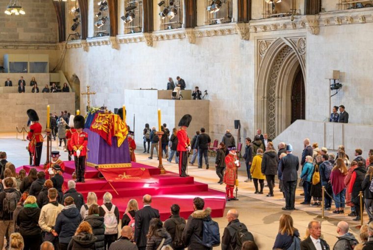 Morte rainha Elizabeth funeral de Estado Parlamento Westminster fim da monarquia pesquisa YouGov