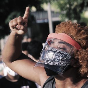 Mulher em protesto Polarização política Brasil