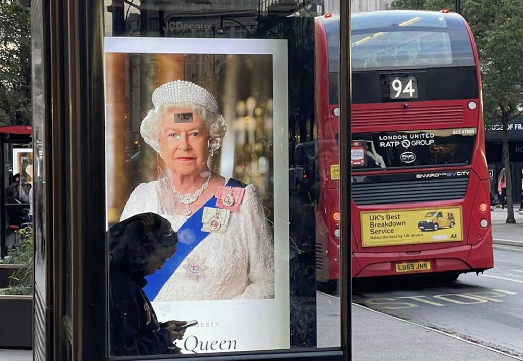 Rainha Elizabeth homenagens pesquisa YouGov Londres Reino Unido ponto de ônibus