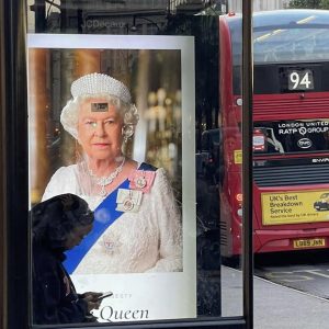 Rainha Elizabeth homenagens pesquisa YouGov Londres Reino Unido ponto de ônibus