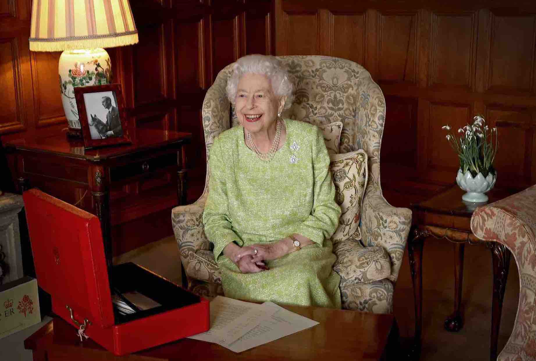 Rainha Elizabeth em seu escritório em Sandringham, Norfolk, em junho de 2022, em retrato do Jubileu de Platina de seu reinado