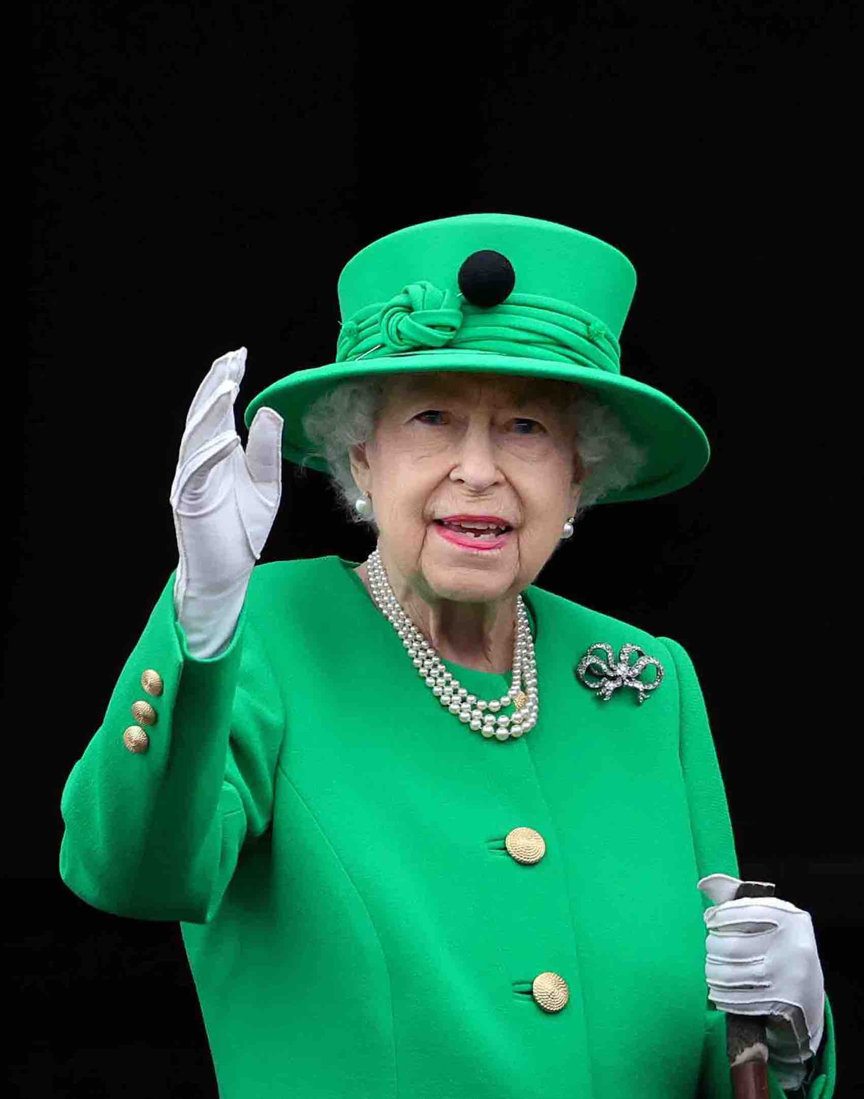 Rainha Elizabeth acena do balcão do Palácio de Buckingham durante as comemorações do Jubileu de Platina de seu reinado, em junho de 2022