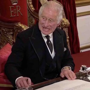 Rei Charles III careta cerimônia de proclamação