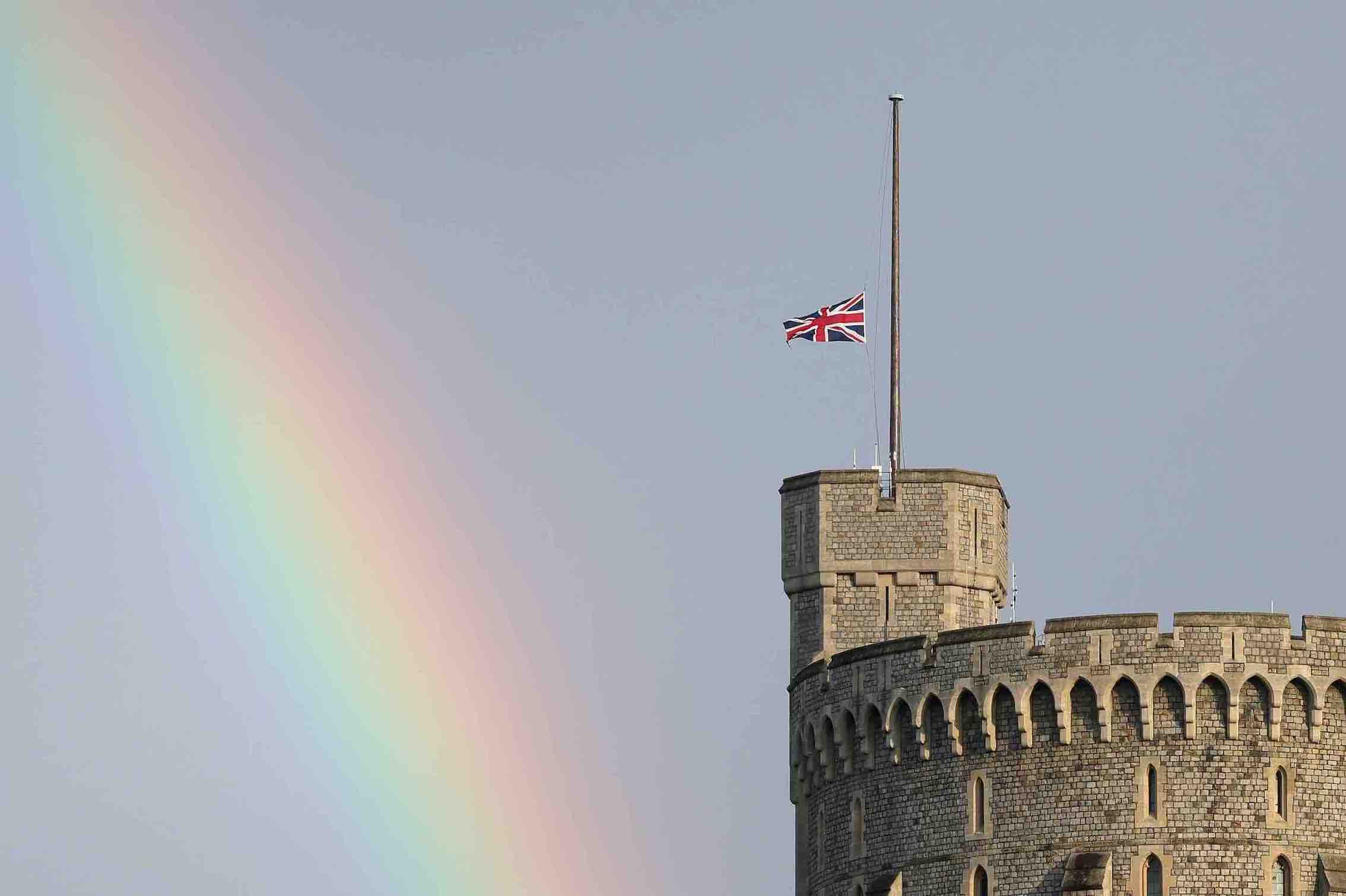 Um arco-íris brilha ao lado da bandeira do Reino Unido hasteada a meio-pau no Castelo de Windsor, em virtude do falecimento da Rainha Elizabeth em setembro de 2022
