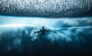 surfista lutando com onda gigante prêmio de fotografia concurso de fotografia fotografia do oceano fotógrafo do oceano Ocean Photography Awards Taiti