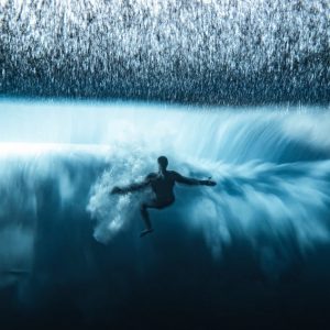 surfista lutando com onda gigante prêmio de fotografia concurso de fotografia fotografia do oceano fotógrafo do oceano Ocean Photography Awards Taiti