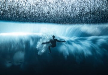 surfista lutando com onda gigante prêmio de fotografia concurso de fotografia fotografia do oceano fotógrafo do oceano Ocean Photography Awards Taiti