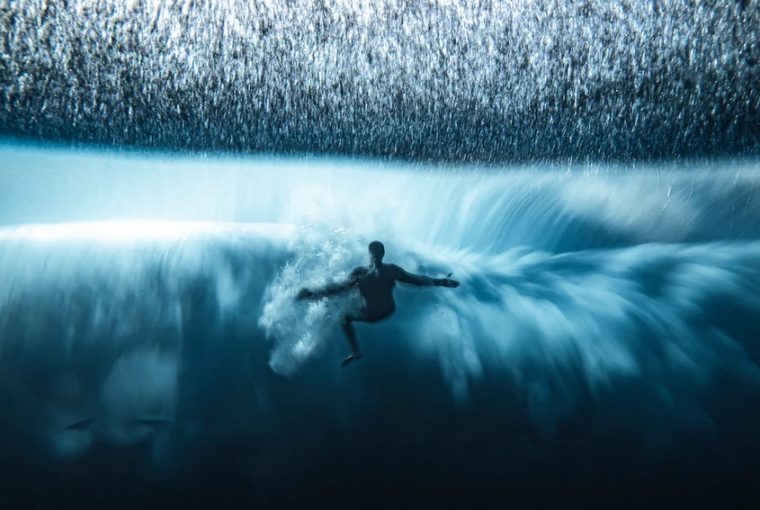 surfista lutando com onda gigante prêmio de fotografia concurso de fotografia fotografia do oceano fotógrafo do oceano Ocean Photography Awards Taiti