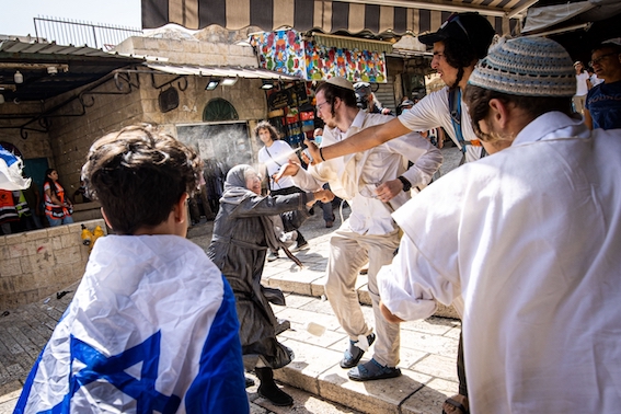 Idosa palestina em confronto com judeus em Jerusalém
