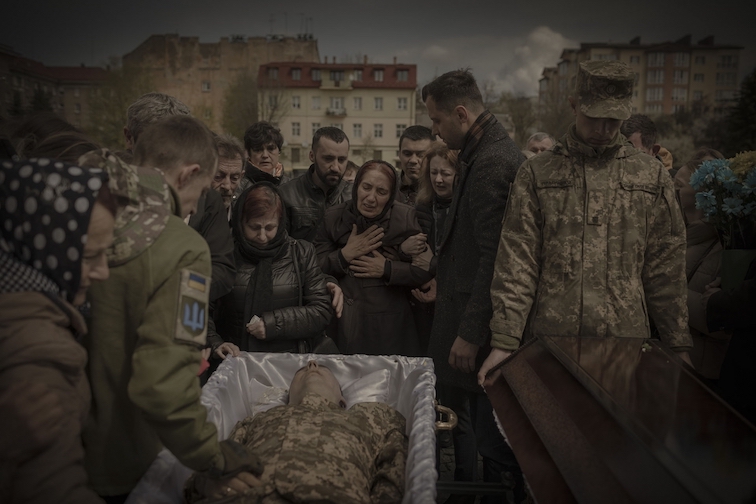 Mãe chora por filho vítima da guerra na Ucrânia