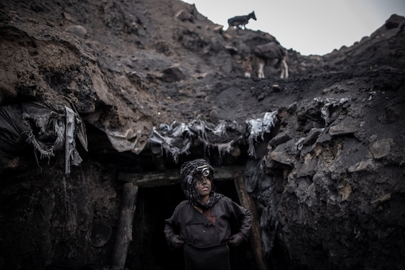 Menino trabalha em mina de carvão no Afeganistão, em foto premiada em concurso internacional