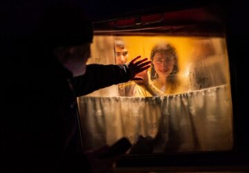 Mulher se despede do marido em estação de trem na guerra da Ucrânia em foto de Andrea Carubba / Siena Photography Awards
