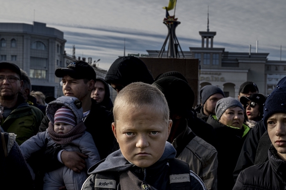 Menino na cidade de Kherson, palco de batalhas na guerra da Ucrânia, em fotografia premiada 