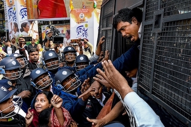 Manifestantes em confronto com a polícia na Índia, em fotografia premiada em concurso internacional