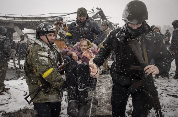 Mulher idosa é retirada de zona de guerra por soldados na Ucrânia