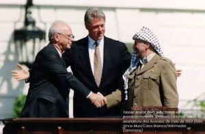 Os Acordos de Oslo de 1993, assinados pelo líder palestino Yasser Arafat e pelo primeiro-ministro israelense Yitzhak Rabin, abriram o caminho para o estabelecimento de uma Autoridade Palestina em Gaza. Vince Musi/A Casa Branca/WIkimedia Commons