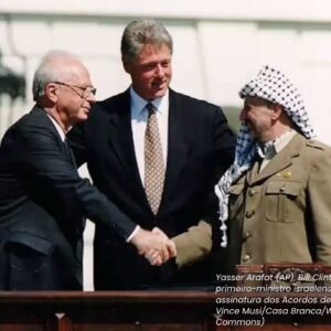 Os Acordos de Oslo de 1993, assinados pelo líder palestino Yasser Arafat e pelo primeiro-ministro israelense Yitzhak Rabin, abriram o caminho para o estabelecimento de uma Autoridade Palestina em Gaza. Vince Musi/A Casa Branca/WIkimedia Commons