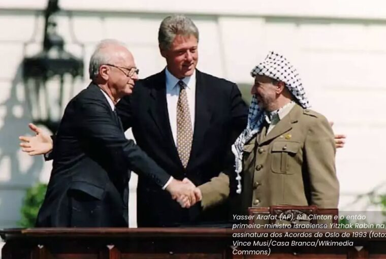 Os Acordos de Oslo de 1993, assinados pelo líder palestino Yasser Arafat e pelo primeiro-ministro israelense Yitzhak Rabin, abriram o caminho para o estabelecimento de uma Autoridade Palestina em Gaza. Vince Musi/A Casa Branca/WIkimedia Commons