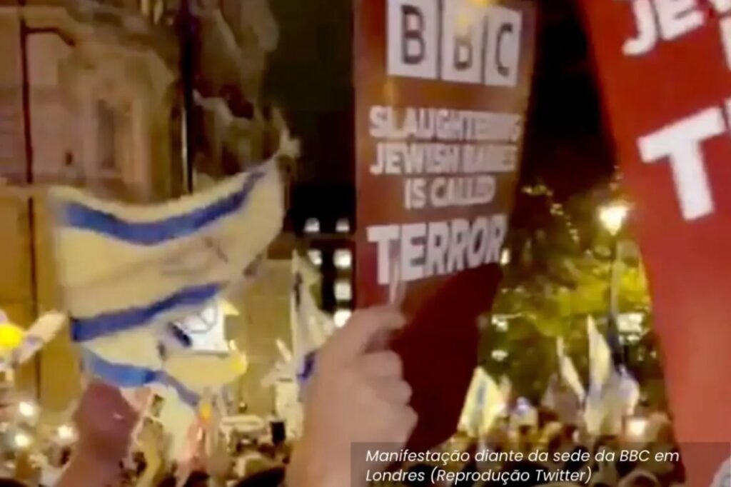 Cartaz contra a cobertura da BBC sobre a guerra entre Hamas e Israel