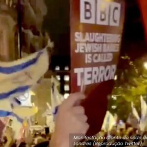 Cartaz contra a cobertura da BBC sobre a guerra entre Hamas e Israel