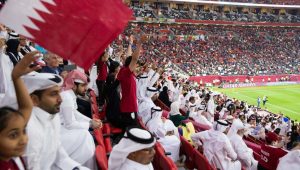 Estádio de futebol com torcedores árabes Copa do mundo Catar Direitos humanos
