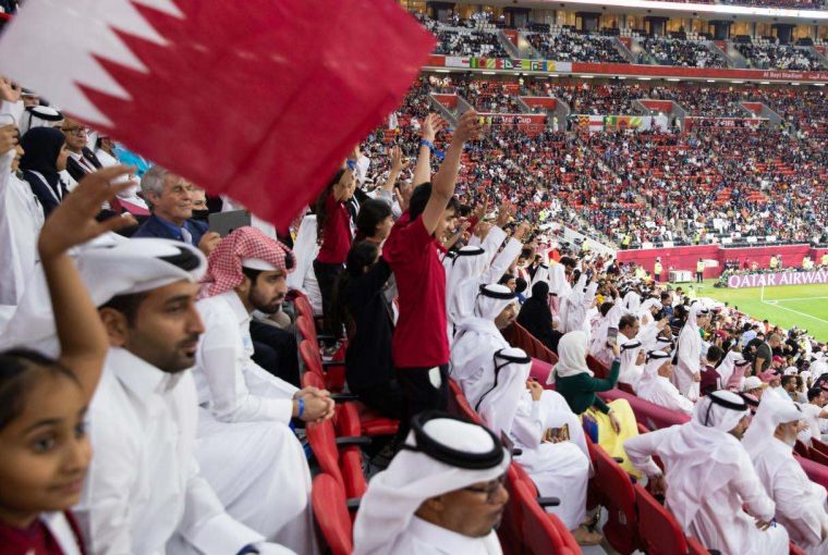 Estádio de futebol com torcedores árabes Copa do mundo Catar Direitos humanos