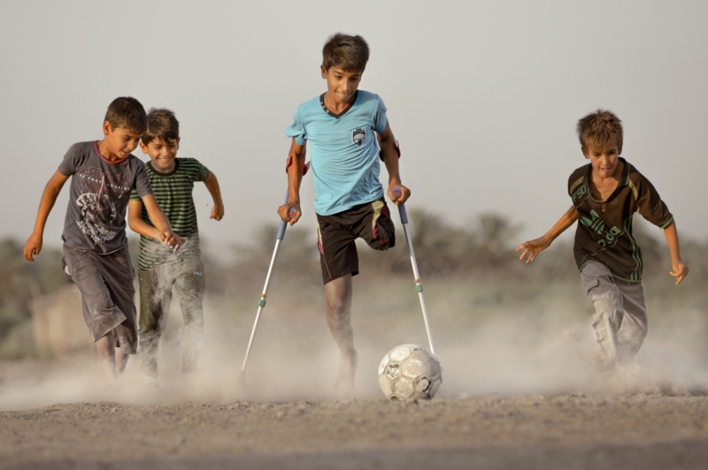 meninos jogando futebol fotos premiadas esporte concurso fotografia prêmio fotografia fotografia de esportes Siena Awards